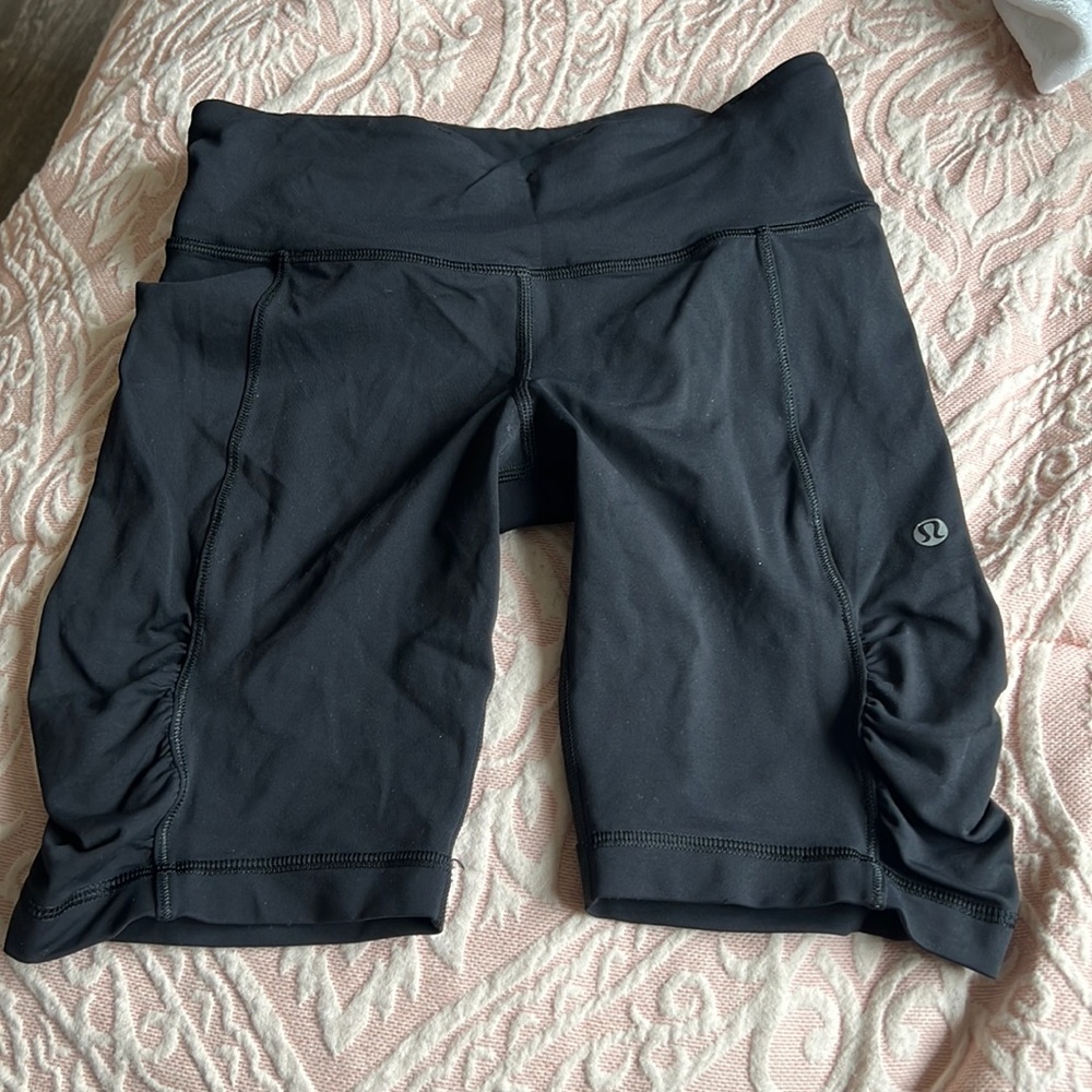 Lululemon size 4 8 inch biker shorts